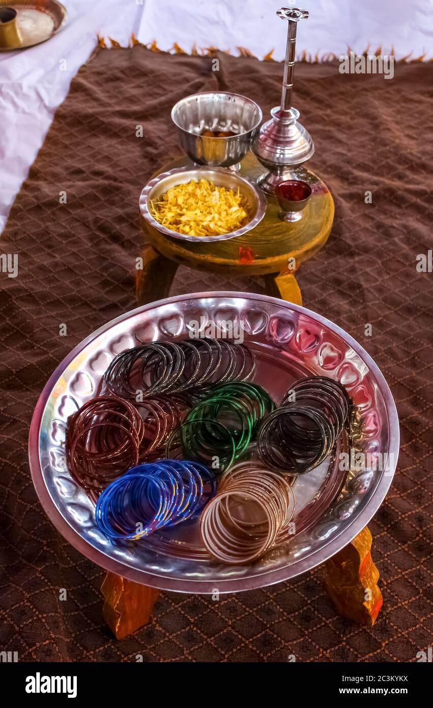 Bunte indische Armreifen. Stapel von schönen bunten indischen Armreifen für Braut auf Platte. Glas Armreifen auf Stahlplatte. Stockfoto