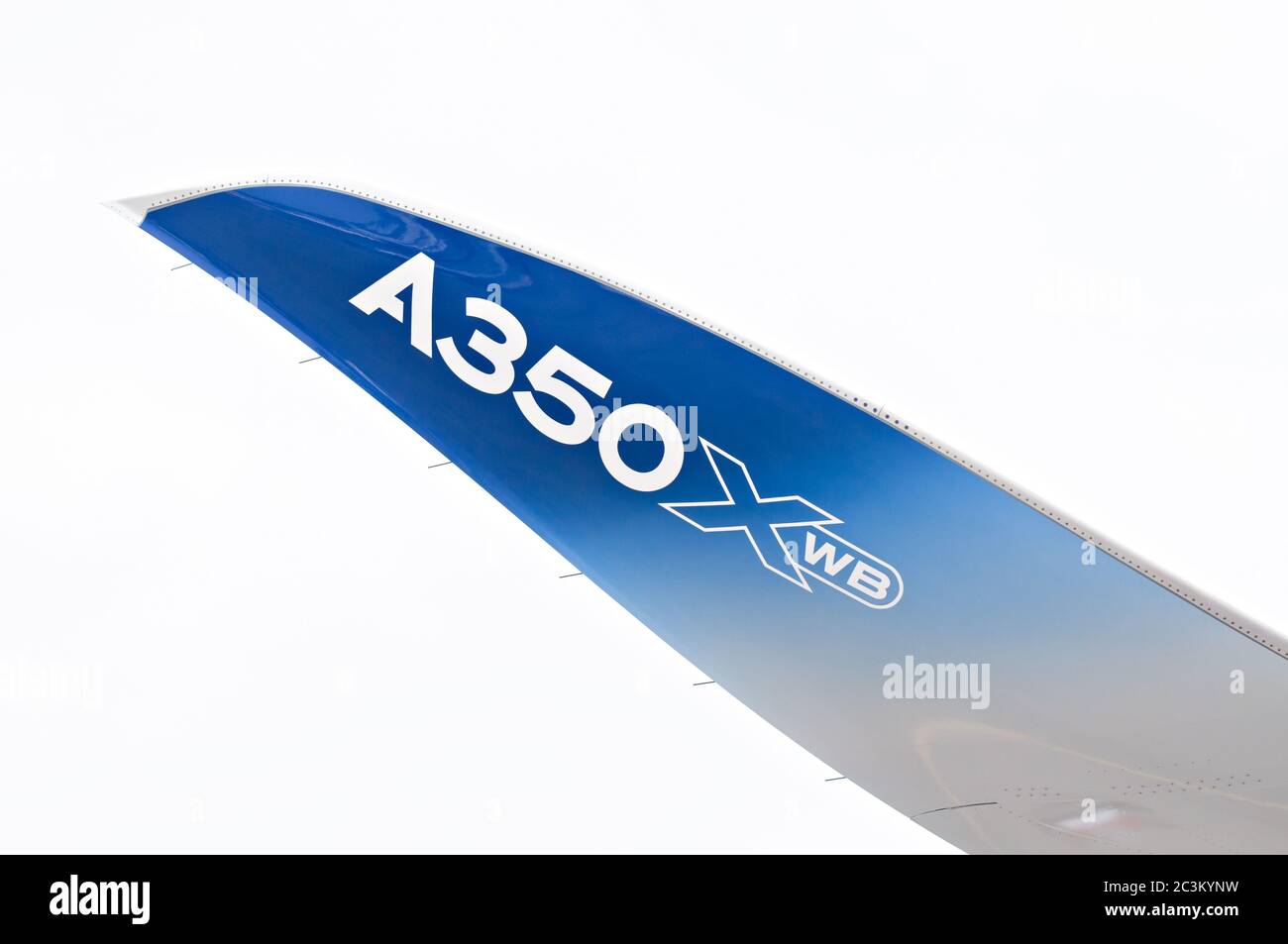 SINGAPUR - FEBRUAR 11: Winglet des Airbus A350 XWB Prototyps 003 auf der Singapore Airshow, Changi Exhibition Centre in Singapur am 11. Februar 2014. Stockfoto