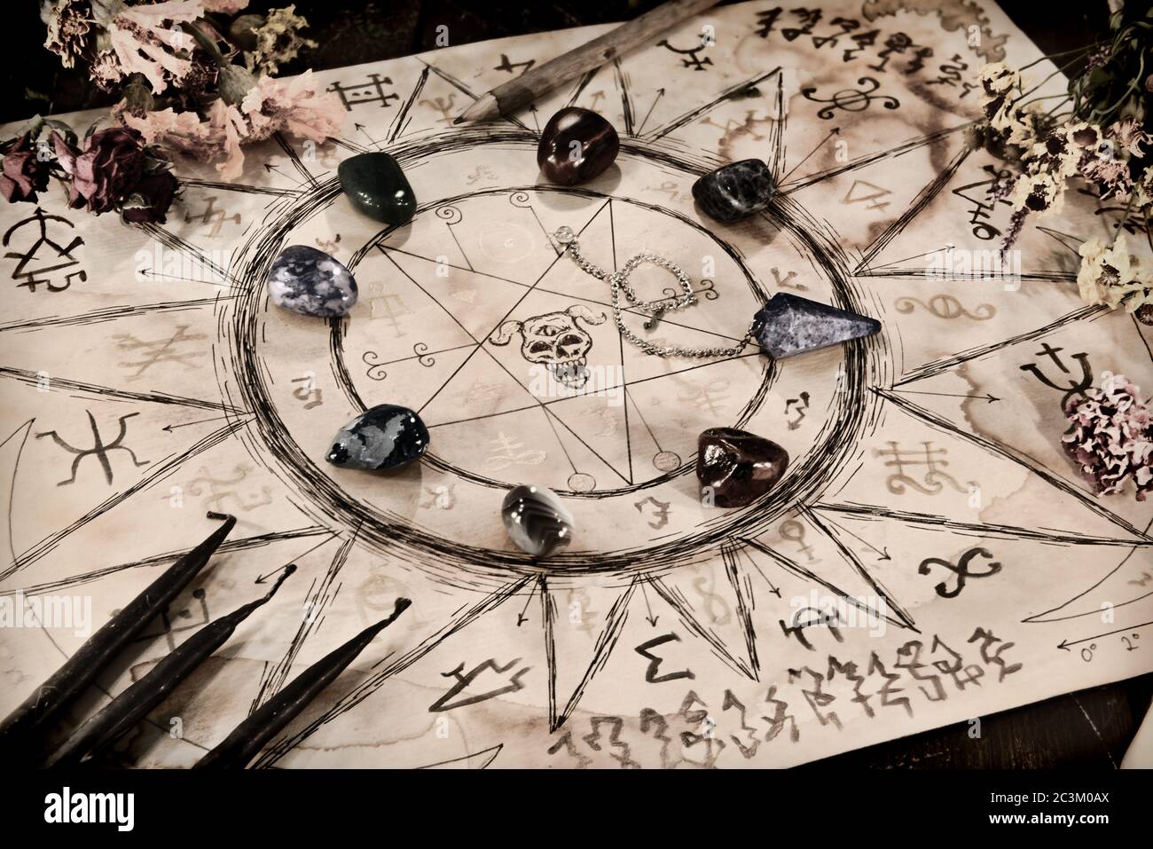 Zeichnung mit Zaubersprüchen, Mineralien und schwarzen Kerzen auf Hexentisch. Wicca, esoterischer und okkulter Hintergrund mit Vintage-Zauberobjekten für Mystic ritu Stockfoto