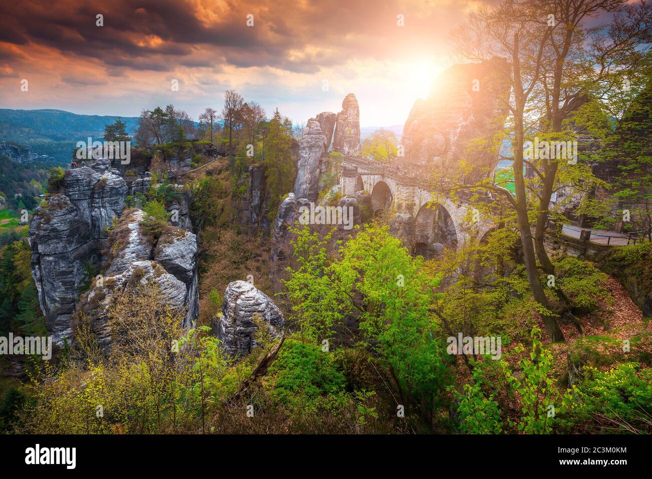 Malerischer Blick mit steinerner Bastei Brücke bei Sonnenaufgang. Bekannte Reiseland und touristischer Ort, Deutschland, Sächsische Schweiz, Europa Stockfoto