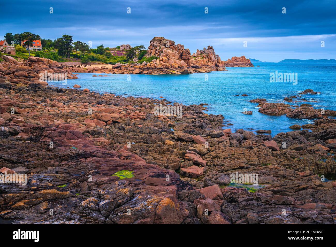 Majestätische Küste mit bunten Granitfelsen in der Bretagne. Tolle Ausflugs- und Reiseorte in Ploumanach, Perros Guirec, Frankreich, Europa Stockfoto