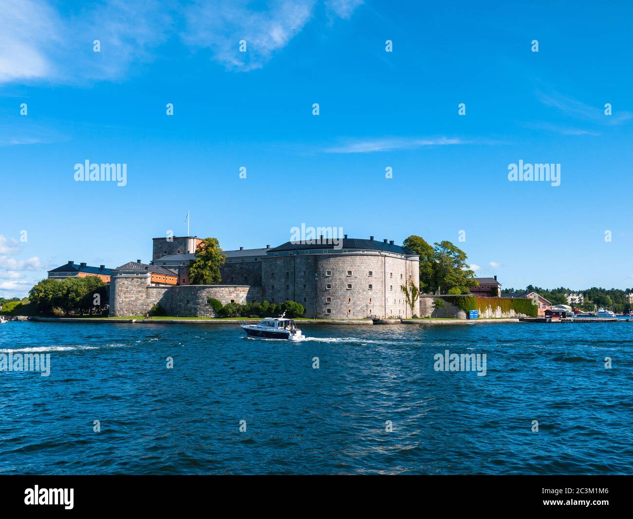 Schöner Blick auf das Schloss Vaxholm und die Ostsee an einem sonnigen Sommertag in der Gemeinde Vaxholm, Kreis Stockholm, Schweden Stockfoto