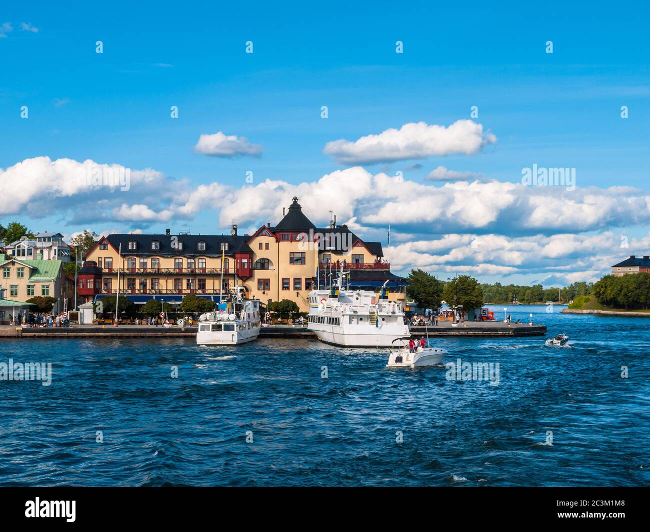 Schöne Aussicht auf Vaxholm Stadt vom Kreuzfahrtschiff, an einem sonnigen Sommertag in der Vaxholm Gemeinde, Stockholm County, Schweden Stockfoto