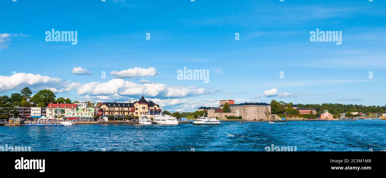 Panoramablick auf Vaxholm Stadt und das Schloss vom Kreuzfahrtschiff, an einem sonnigen Sommertag in der Vaxholm Gemeinde, Stockholm County, Schweden Stockfoto