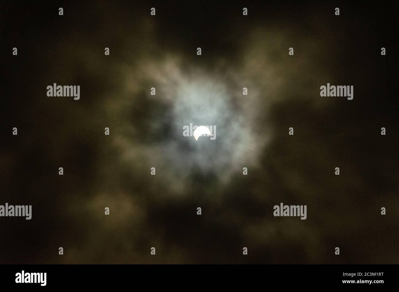 Partielle Sonnenfinsternis trat am 21. Juni 2020 auf, beobachtet in Goa, Indien Stockfoto