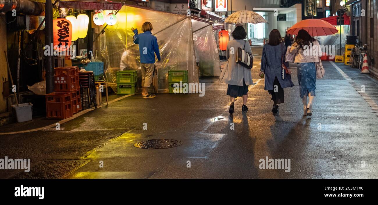 Die Leute in Yurakucho Hintergasse, ein beliebtes Ziel für billige lokale japanische Küche. Stockfoto