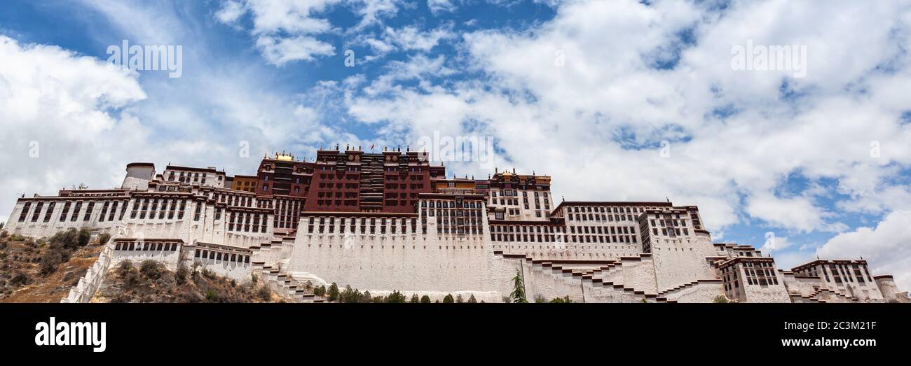 Panorama-Ansicht des Potala-Palastes im Sommer sonnigen Tag, Winterpalast des Dalai Lama, blauer Himmel und Wolke im Hintergrund, Lhasa (Lasa) von Tibet, China Stockfoto