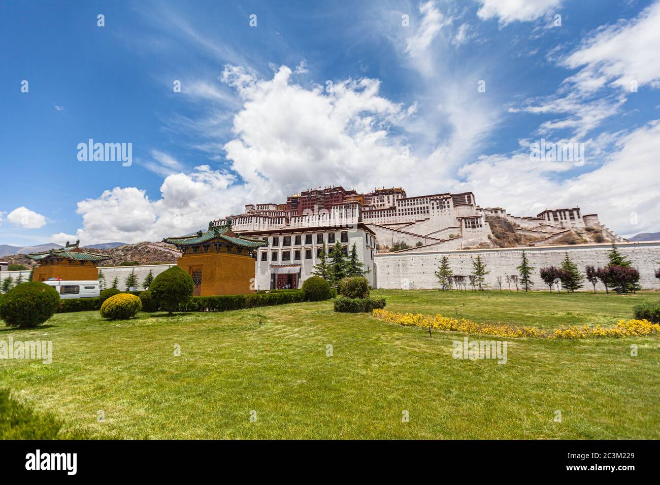 Atemberaubende Aussicht auf Potala Palast im Sommer sonnigen Tag, Winterpalast des Dalai Lama, blauer Himmel und Wolke im Hintergrund, Lhasa (Lasa) von Tibet, China Stockfoto