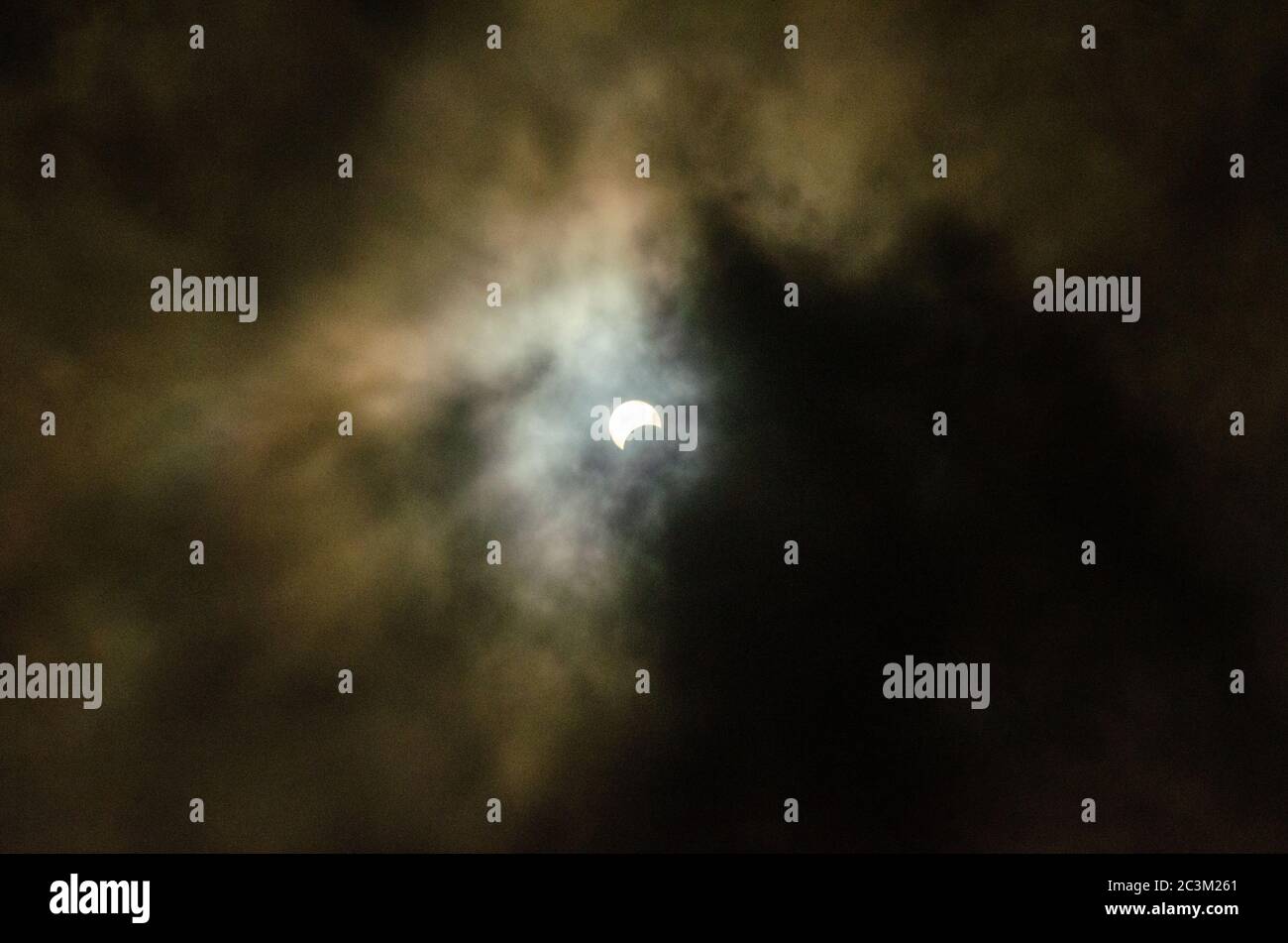 Partielle Sonnenfinsternis trat am 21. Juni 2020 auf, beobachtet in Goa, Indien Stockfoto