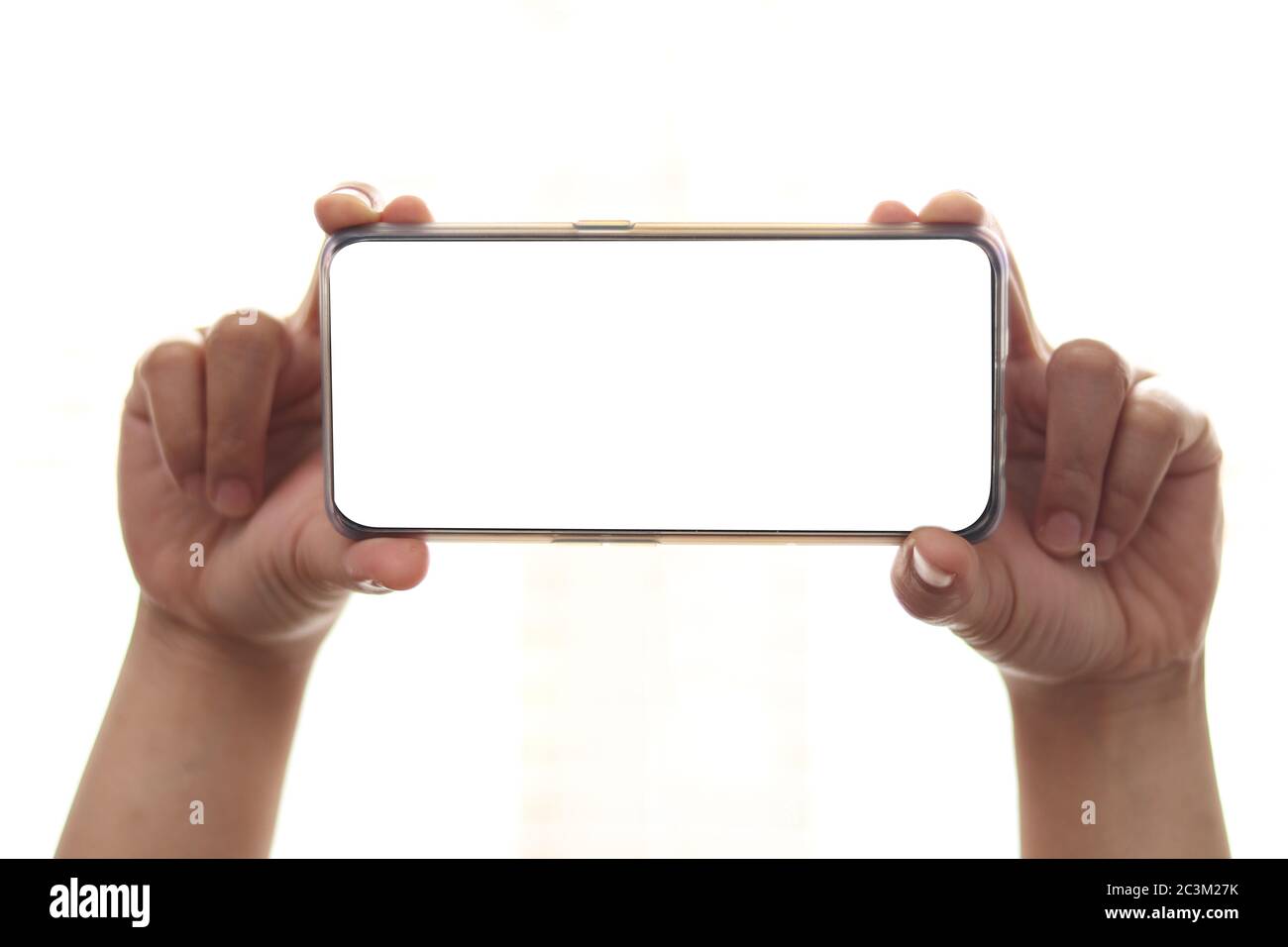 Nahaufnahme von Erwachsenen Hand halten Telefon isoliert auf weißem, Modell-Smartphone weiß Farbe leeren Bildschirm, horizontale Position Stockfoto