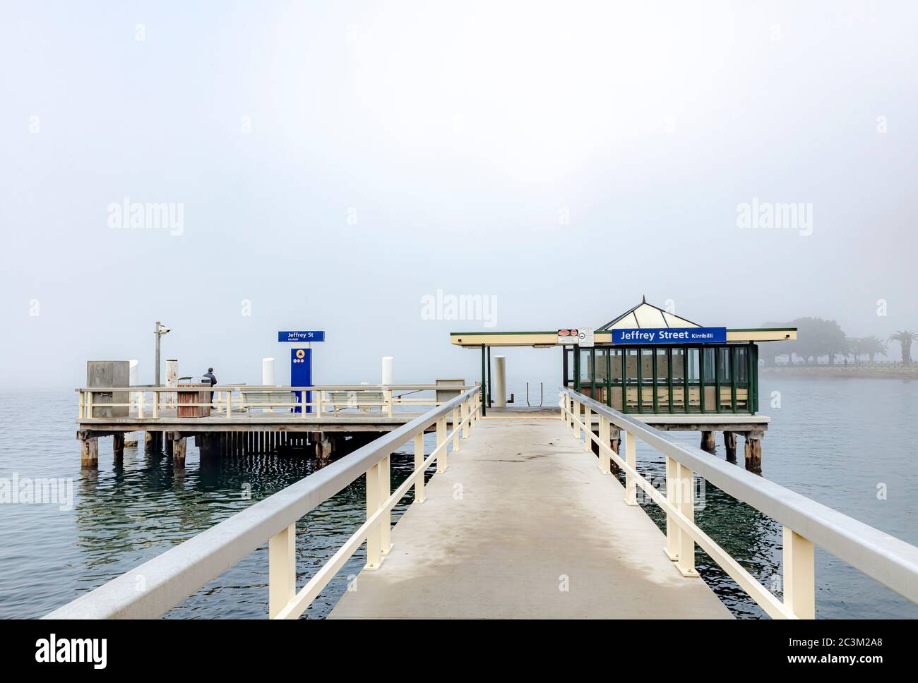 Jeffrey Street Ferry Wharf Milsons Punkt im Nebel Stockfoto