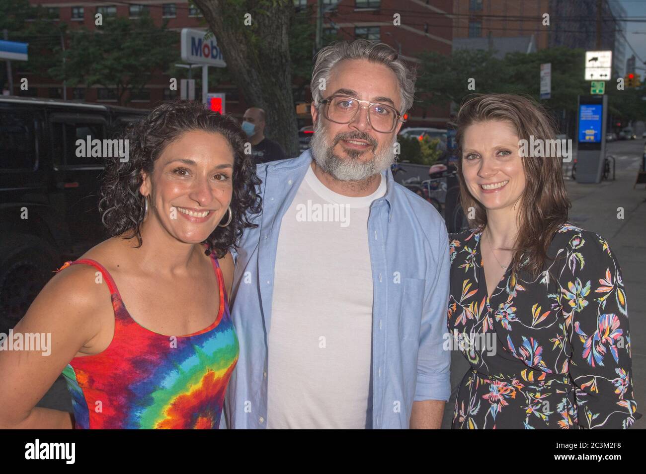 New York, Usa. Juni 2020. Anthoula Katsimatides, Harry Mavromichalis und Angie Dix besuchen eine Pop-up-Drive-in-Special-Sneak-Vorführung von Olympia auf dem Parkplatz von Bel Air Diner inmitten der Covid-19-Pandemie in Queens, New York City. Kredit: SOPA Images Limited/Alamy Live Nachrichten Stockfoto