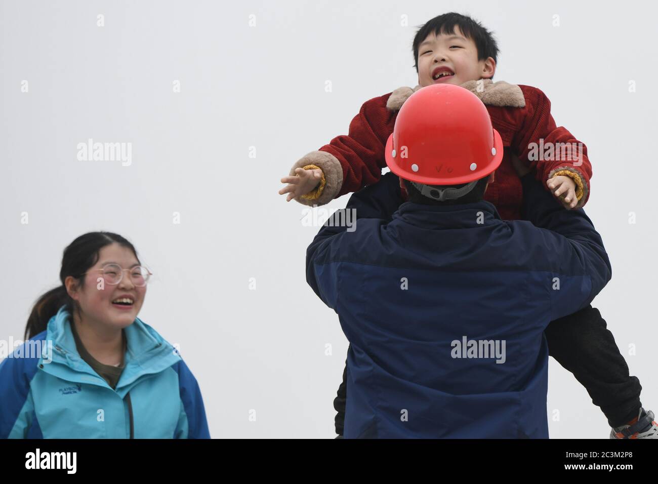 Peking, Chinas Provinz Anhui. Januar 2020. Jiang Hao, leitender Ingenieur des Bauabschnitts der Fernbahnstrecke Chuzhou-Nanjing, umarmt seinen Sohn Jiang Fengzhe neben seiner Frau Ke Jinglan im Lager in der Nähe der Baustelle in Chuzhou, Ostchina Anhui Provinz, 21. Januar 2020. Quelle: Zhang Duan/Xinhua/Alamy Live News Stockfoto
