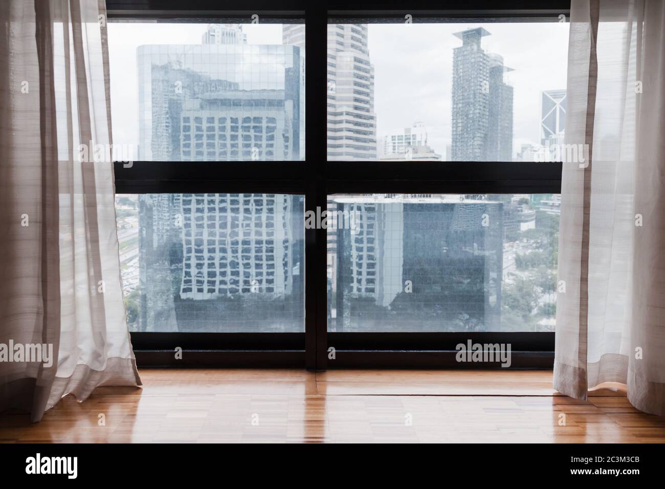 Abstraktes, leeres Zimmer, Blick auf das Panoramafenster und modernes Stadtbild Stockfoto