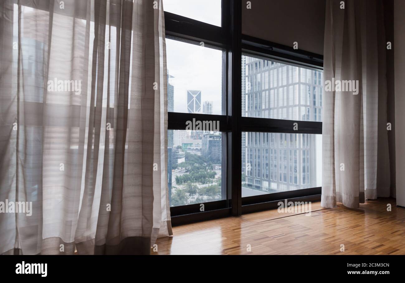 Abstraktes leeres Zimmer mit Panoramafenster und modernem Blick auf die Stadt Stockfoto
