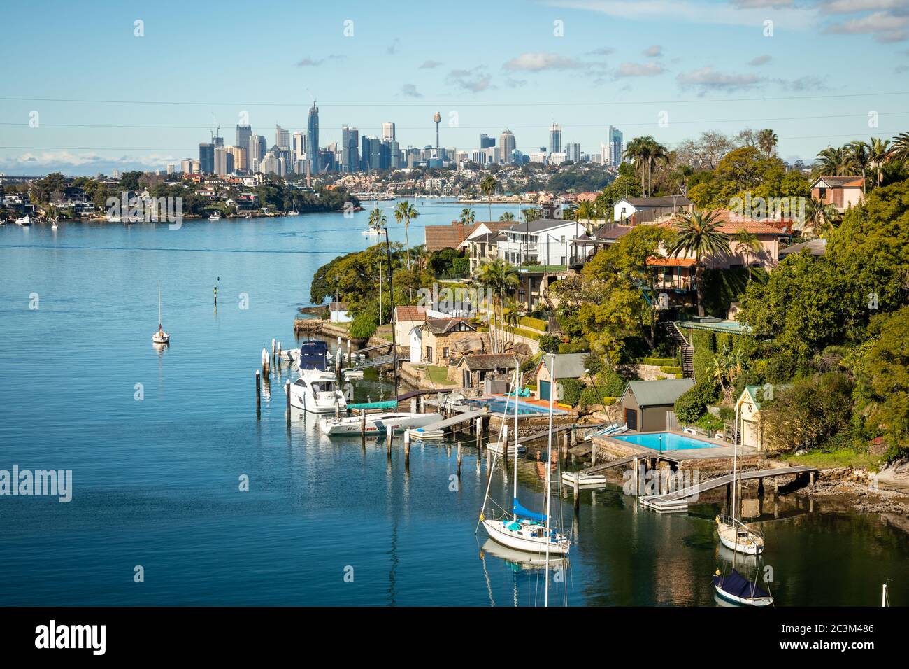 Der Blick vom Hunter's Hill in Richtung Sydney City. Der Hunters Hill liegt links, Gladeville rechts. Von der Brücke über Tarban Creek. Stockfoto