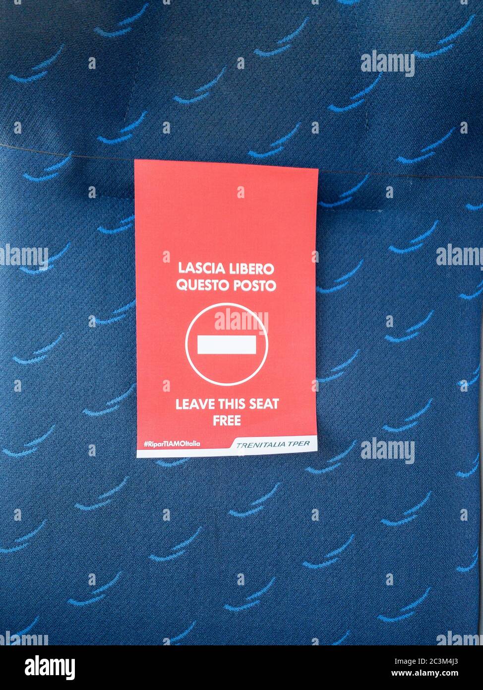 Mantova, Italien - 20. Juni 2020: Nahaufnahme des trenitalia-Zugsitzes mit einem roten Schild, das besagt, dass der Platz frei gelassen werden soll, neue Distanzierungsregeln aufgrund von Coronavir Stockfoto