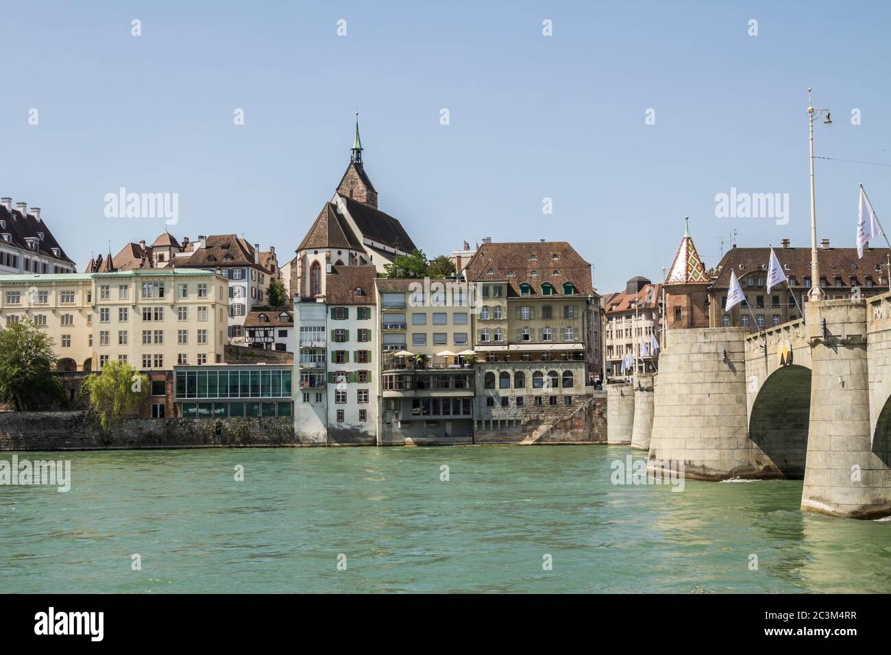 Basel, SCHWEIZ - Juli 2019: Rheinufer in Basel, Schweiz Stockfoto