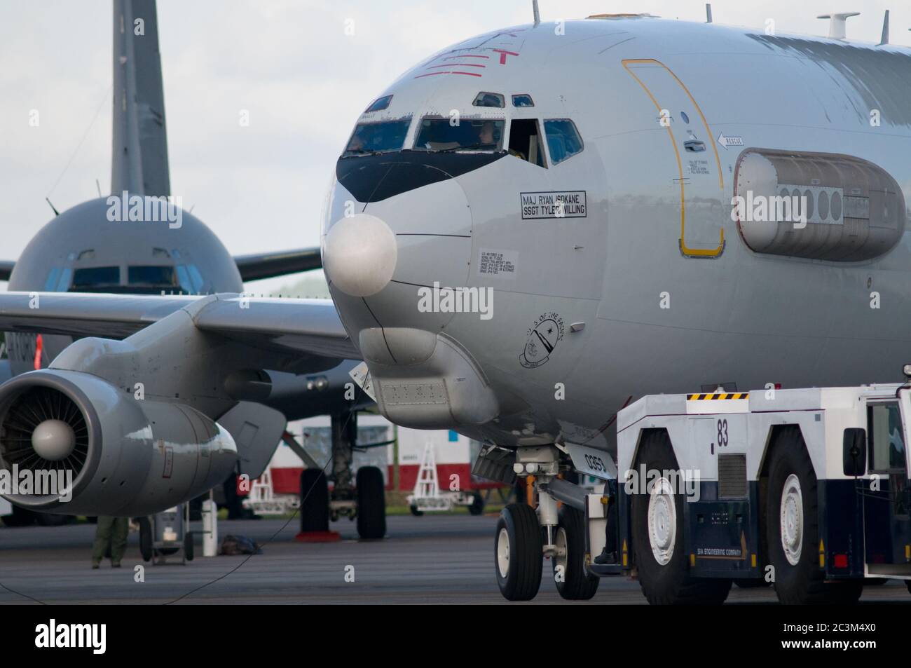 SINGAPUR - FEBRUAR 12: Boeing E-3 AWACS mit KC-135 Stratotanker im Hintergrund auf der Singapore Airshow in Singapur am 12. Februar 2012. Stockfoto