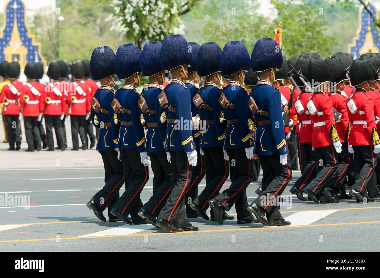 BANGKOK - 9. APRIL: Soldaten in Parade-Uniformen marschieren während der königlichen Beerdigung ihrer Königlichen Hoheit Prinzessin Bejaratana am 9. April 2012 in Bangkok Stockfoto