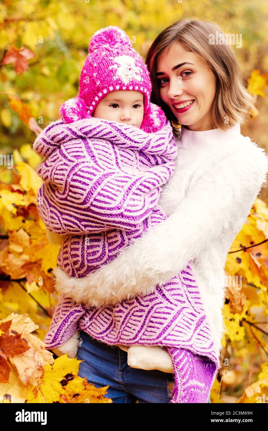 Mutter mit Baby im Herbst Park Stockfoto