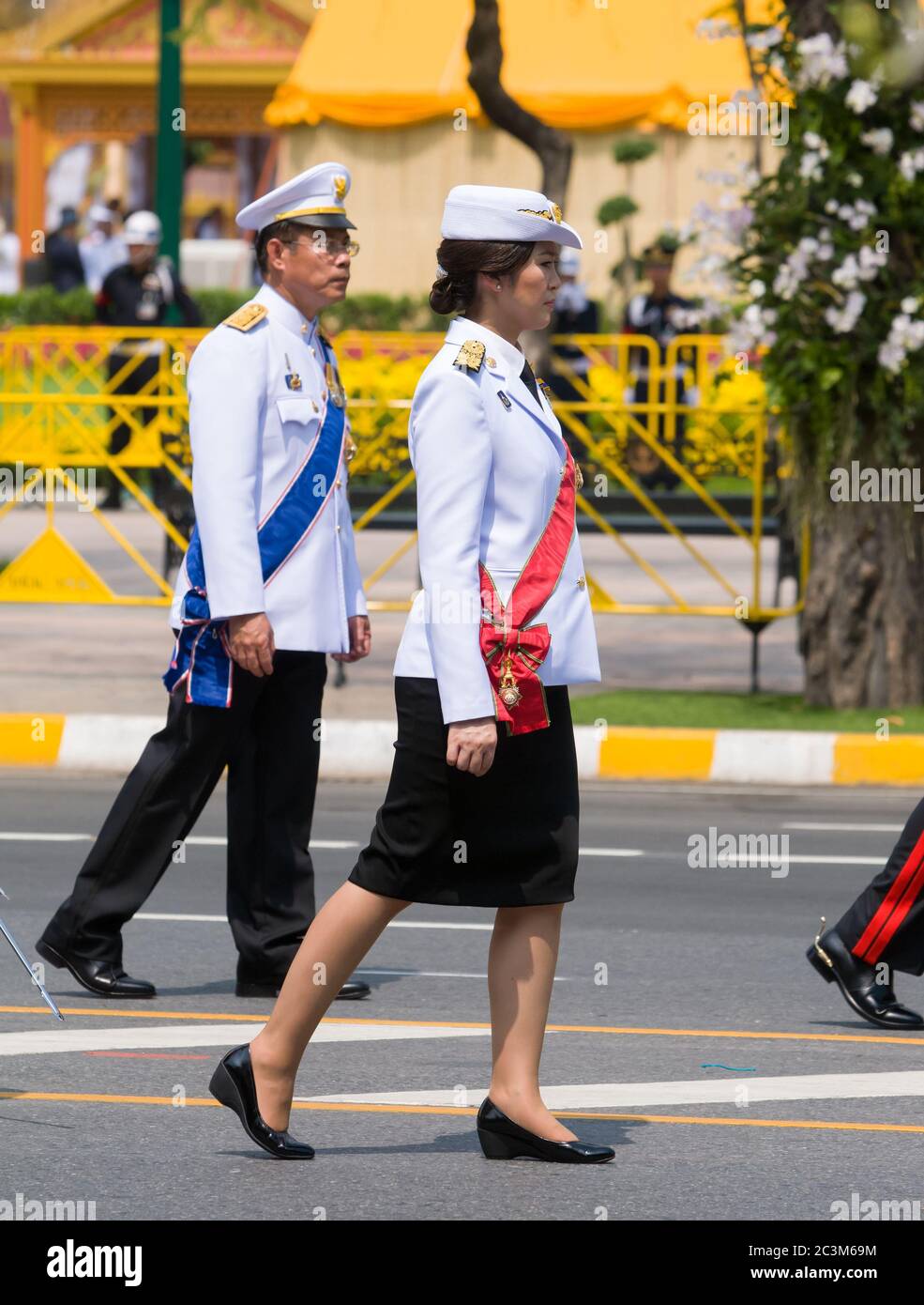 BANGKOK - 9. APRIL: Premierminister Yingluck Shinawatra nimmt an der Parade während der königlichen Beerdigung ihrer Königlichen Hoheit Prinzessin Bejaratana Teil Stockfoto