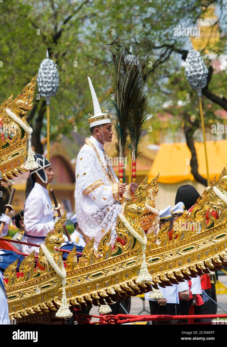 BANGKOK - 9. APRIL: Teilnehmer des religiösen Teils der Parade während der königlichen Beerdigung ihrer Königlichen Hoheit Prinzessin Bejaratana am 9. April 2012 Stockfoto