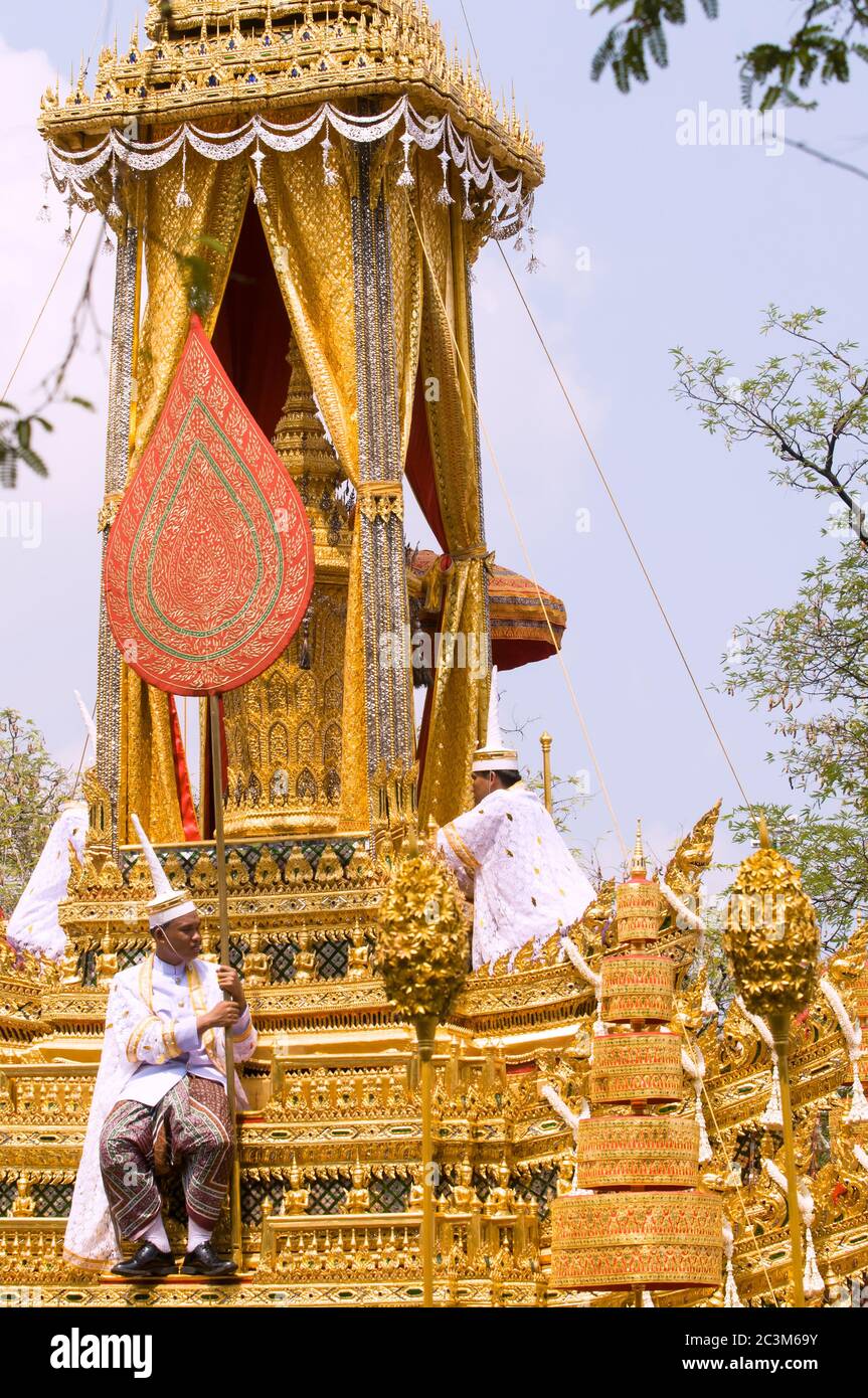 BANGKOK - 9. APRIL: Die Asche ihrer Königlichen Hoheit Prinzessin Bejaratana wird während der königlichen Beerdigung vom Wat Pra Kaew nach Sanam Luang vorgeführt Stockfoto