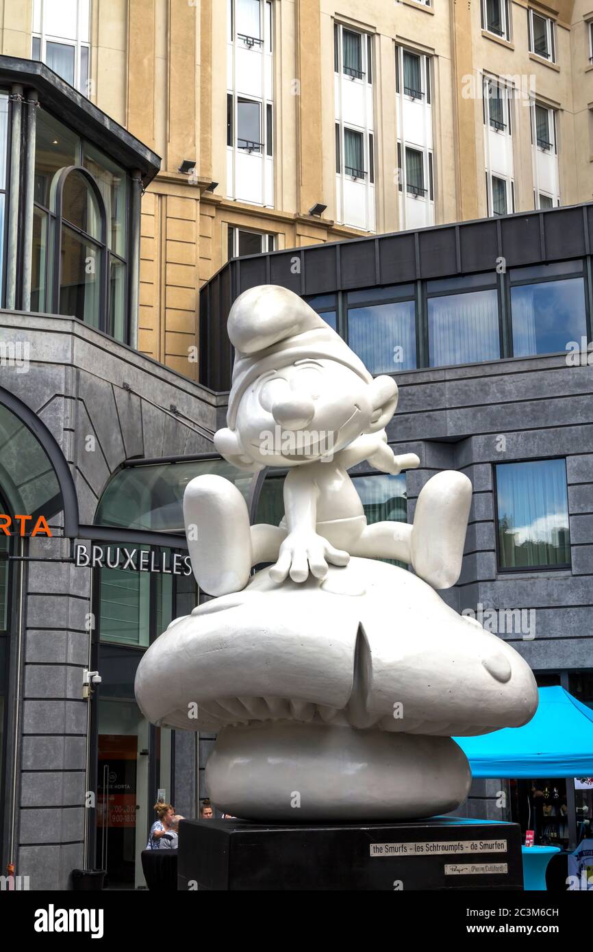 Brüssel, BELGIEN - 7. Juli 2019: MOOF MUSEUM, Schlumpf-Figuren, im Belgischen Comic Strip Centre in Brüssel Stockfoto