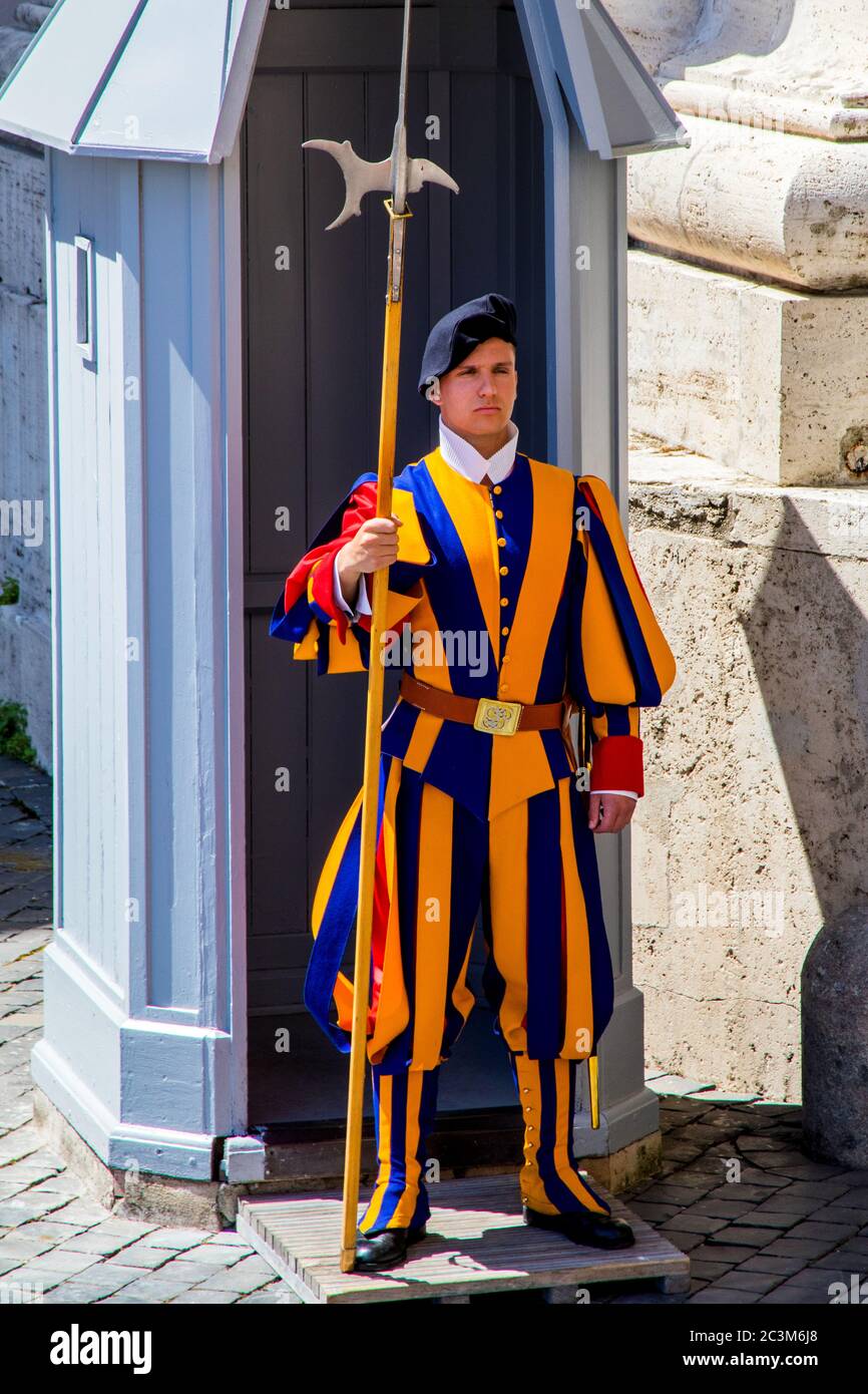 Ein Mitglied der Schweizer Garde im Dienst auf dem Petersplatz im Vatikan Stockfoto