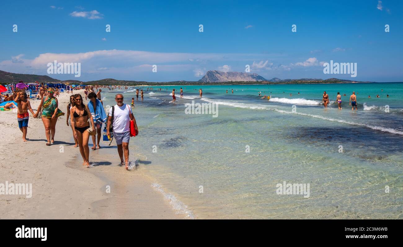 San Teodoro, Sardinien / Italien - 2019/07/15: Panoramablick auf die Küste  der Costa Smeralda, das Tyrrhenische Meer und die Insel Isola Tavolara von  Cala d'Ambra aus gesehen Stockfotografie - Alamy