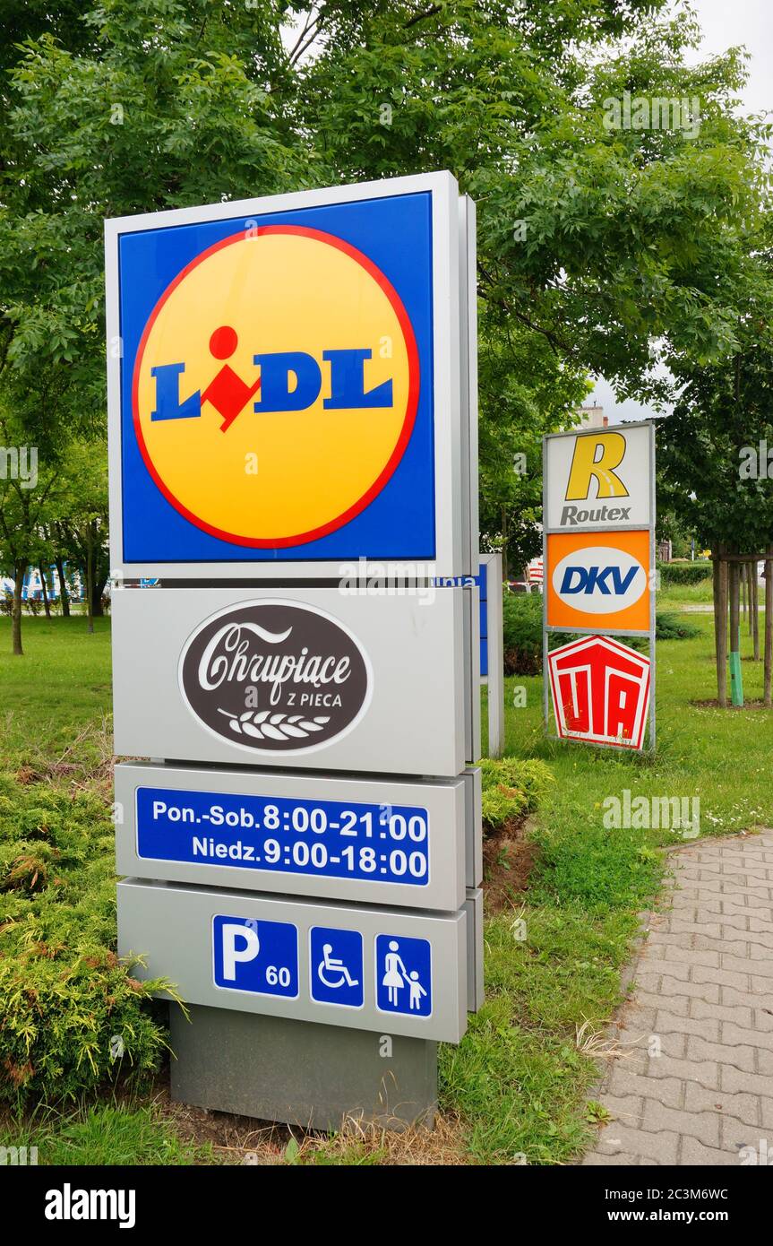 POSEN, POLEN - 02. Jul 2017: Lidl Supermarkt-Tafel mit Öffnungszeiten und  Parksymbolen Stockfotografie - Alamy