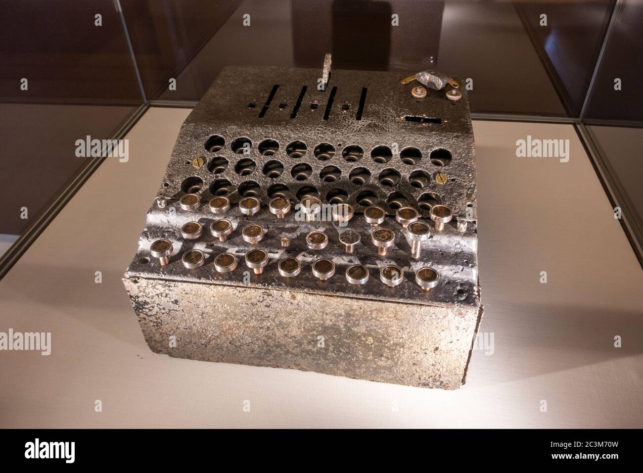 Ein Enigma oder G31 (Nr. G-110) Deutsche Chiffriermaschine auf dem Display in Bletchley Park, Bletchley. Buckinghamshire, Großbritannien. Stockfoto