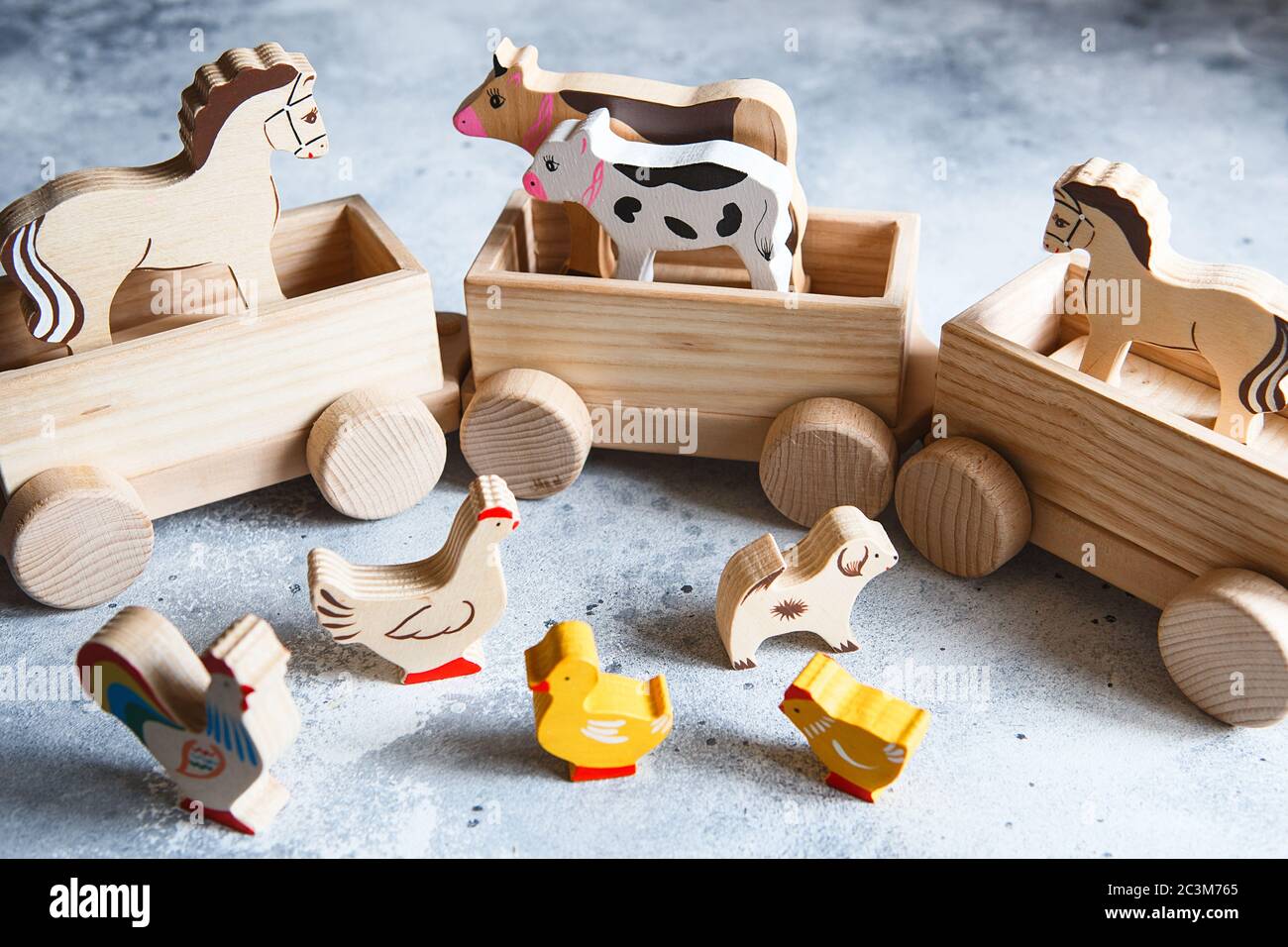 Kinderspielzeug aus Holz. Kinder Holzzug mit Waggons. Naturholz-Bau-Set.  Schulungsausrüstung. Arche Noah Stockfotografie - Alamy