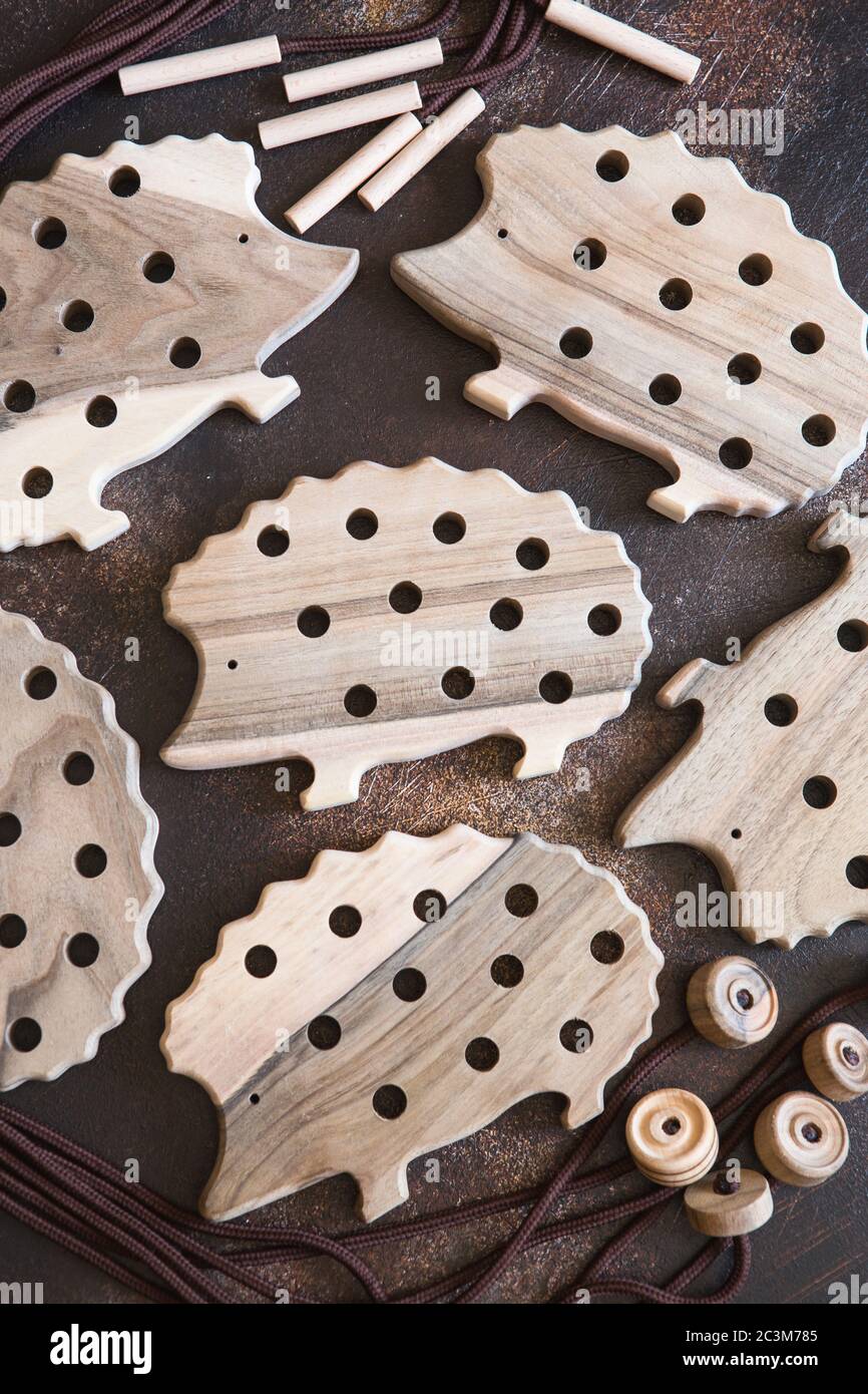 Natürliche Holzschnürung Spielzeug Igel für die Ausbildung Feinmotorik, Hand Auge Koordination, mathematische Fähigkeiten. Montessori-Materialien. Entwicklung, edu Stockfoto