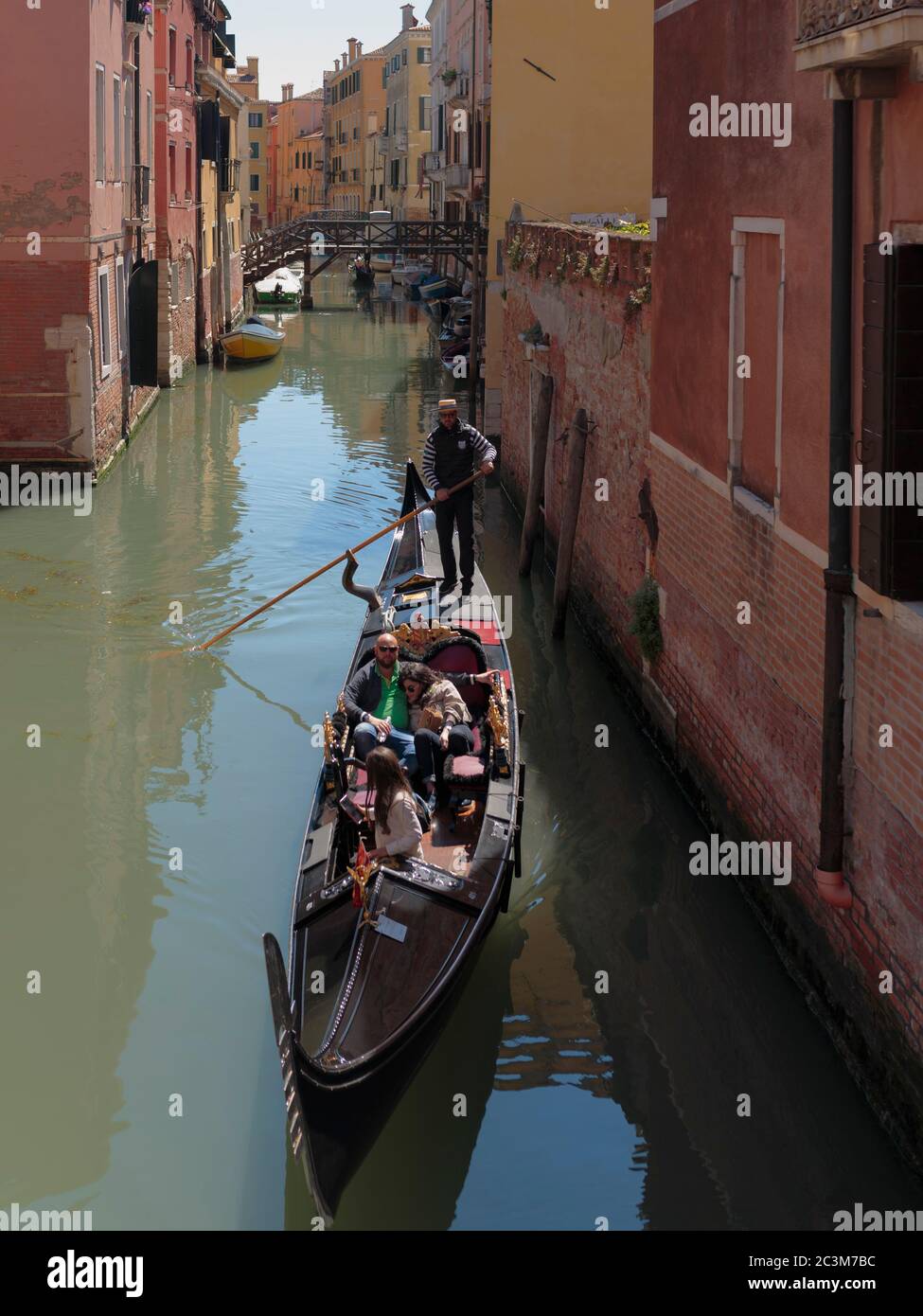 Eine Gondel auf dem riello de Santa Sofia, Venedig, Italien Stockfoto