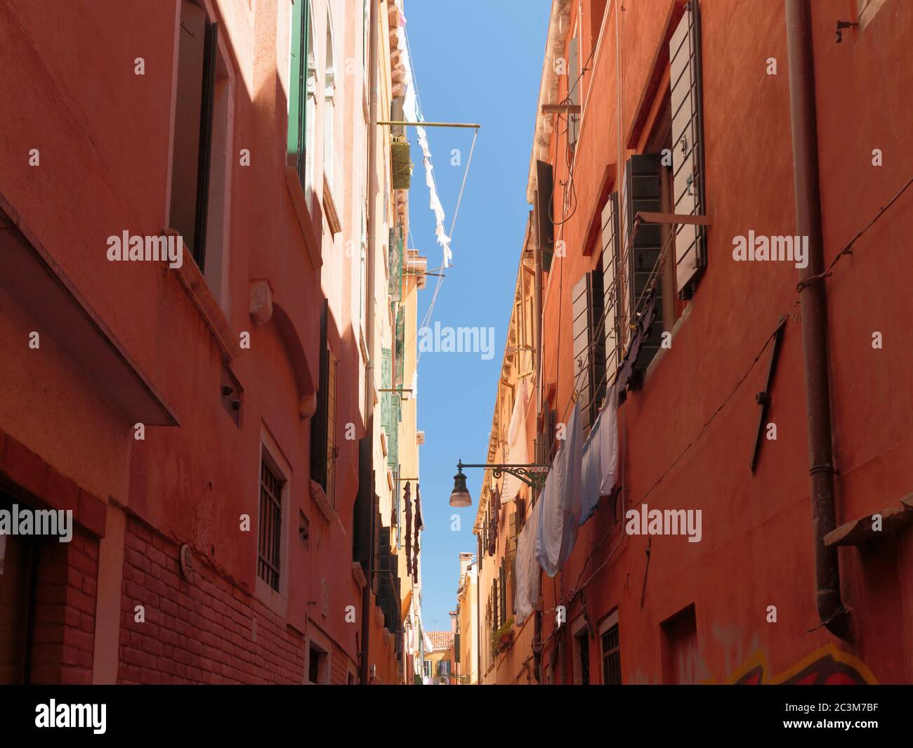 Wäsche zum Trocknen in einer engen Straße, Venedig, Italien Stockfoto