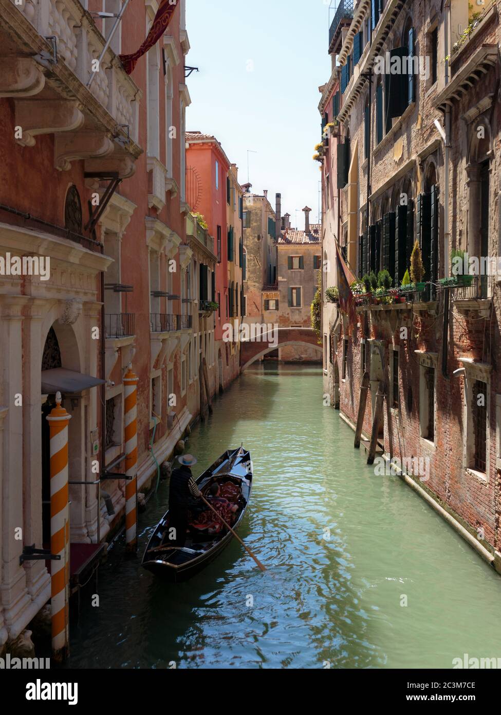 Eine Gondel in der engen Passage des Kanals Cannaregio, Venedig, Italien Stockfoto