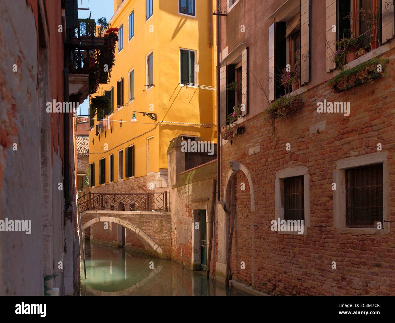 Ein gelbes Gebäude am Kanal Rio de San Zanirovo, Venedig, Italien Stockfoto