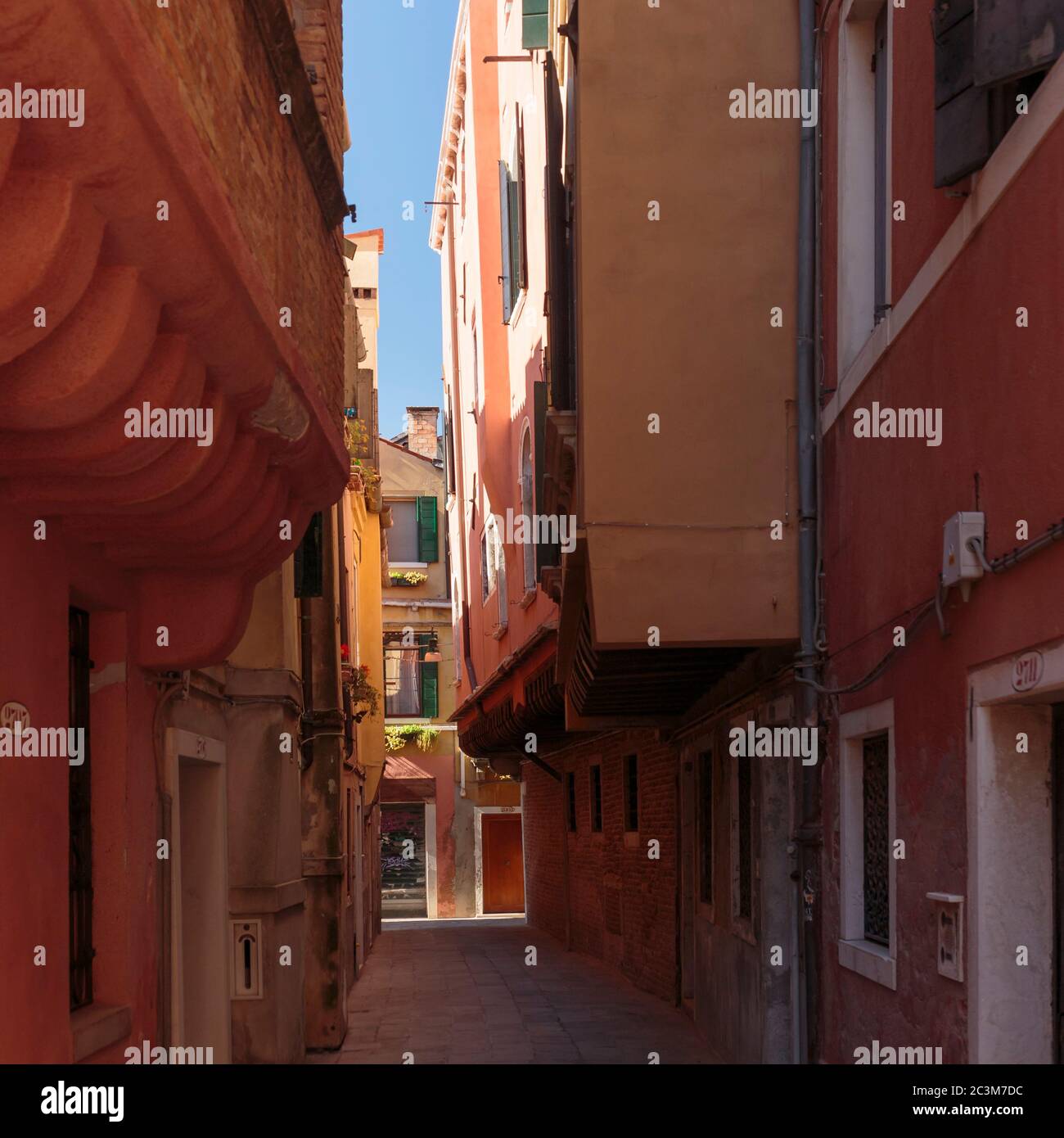 Eine schmale Straße, Venedig, Italien Stockfoto