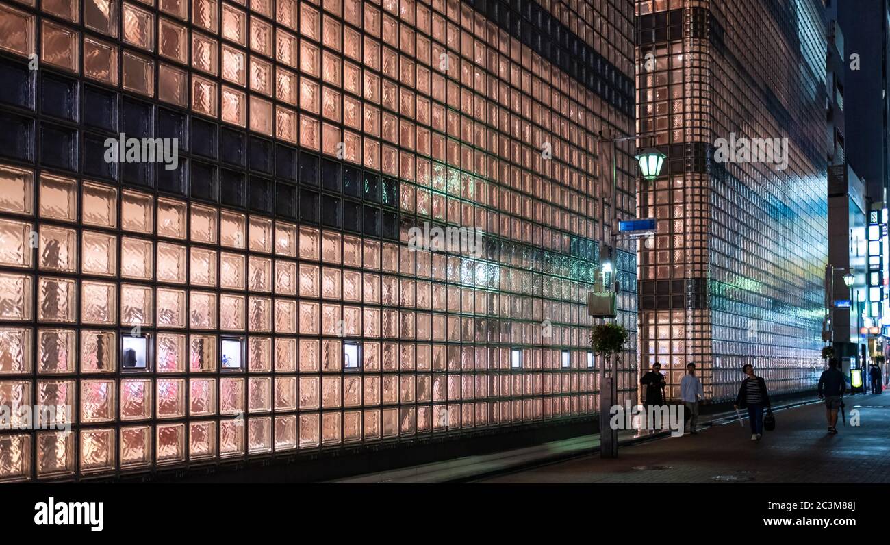Beleuchtete kommerzielle moderne Gebäude in der Ginza Street bei Nacht, Tokio, Japan. Stockfoto