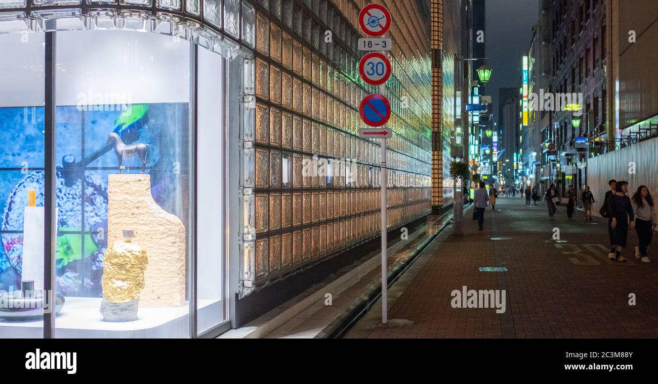 Beleuchtete kommerzielle moderne Gebäude in der Ginza Street bei Nacht, Tokio, Japan. Stockfoto