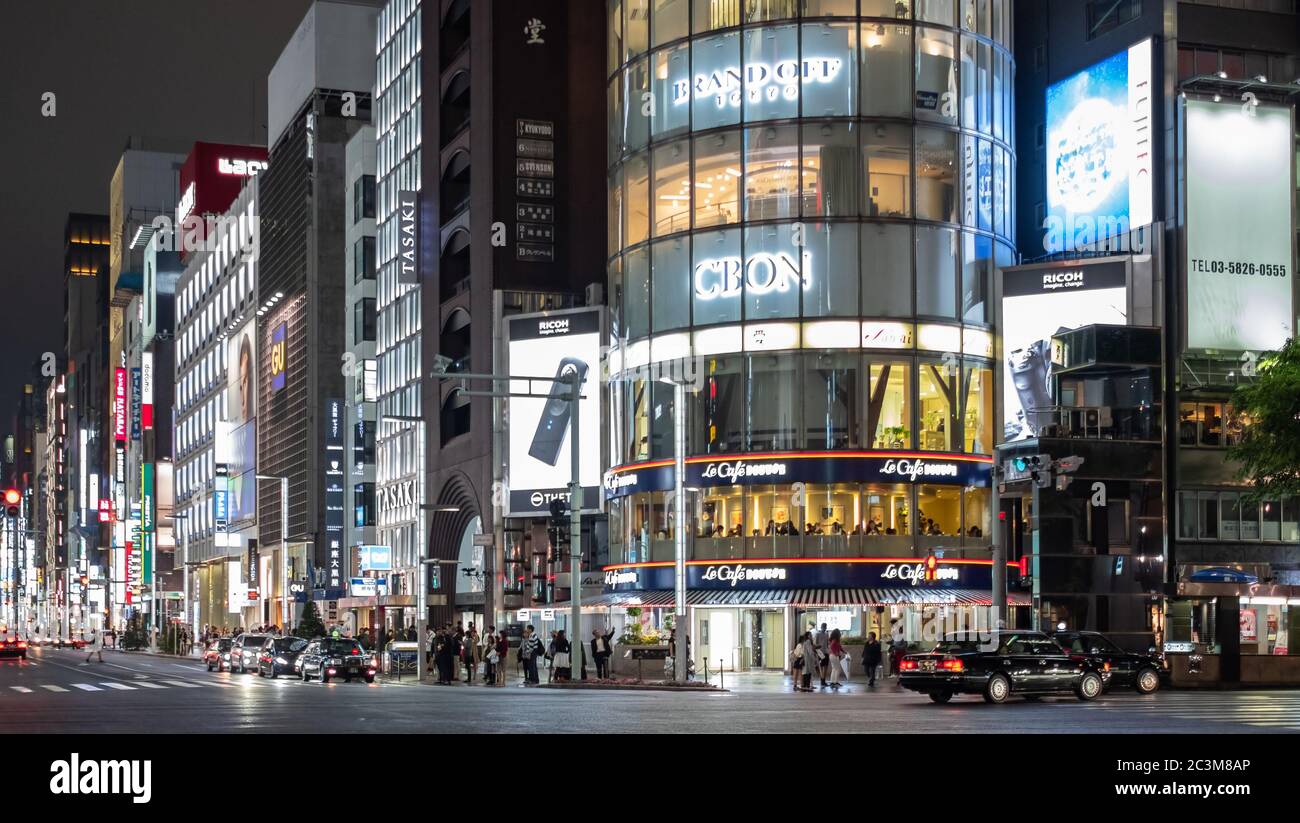 Beleuchtete kommerzielle moderne Gebäude in der Ginza Street bei Nacht, Tokio, Japan. Stockfoto