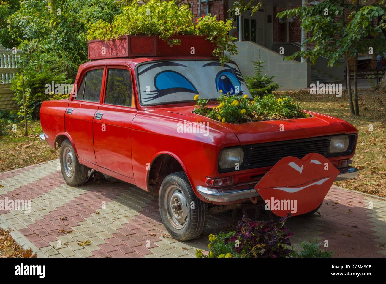 Gorjatschy Kljuch, Russland – 07. September 2015: Blumenbeet im roten Auto in Gorjatschy Kljuch, balneologischer Kurort in der Region Krasnodar, Russland Stockfoto