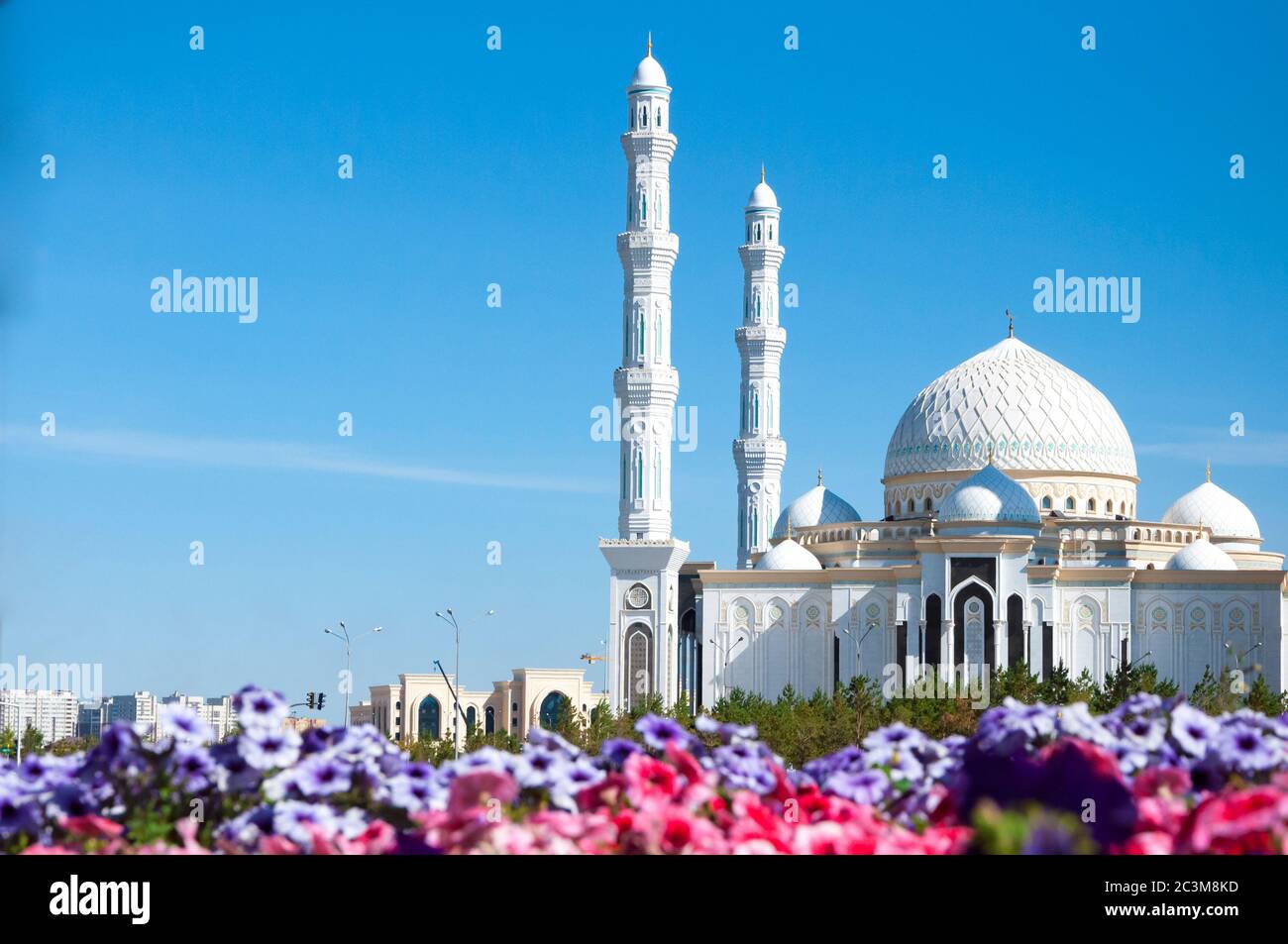 Schöne weiße Hazrat Sultan Moschee in Astana auf klarem blauen Himmel, Kasachstan Stockfoto