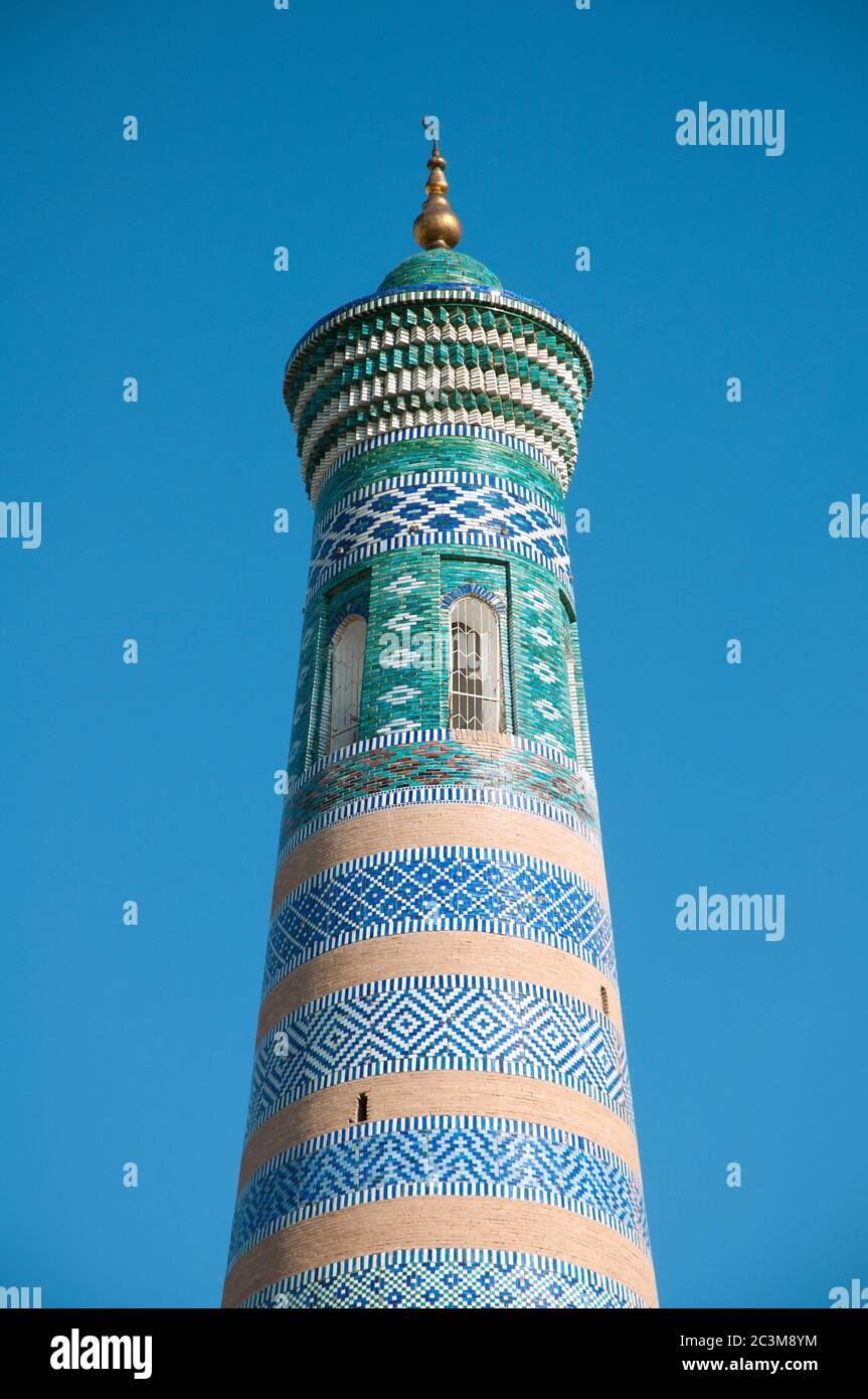 Ziegel Minarett Detail, mit islamischen Muster Keramikfliesen in der alten Stadt Chiwa, Zentralasien, Usbekistan dekoriert Stockfoto