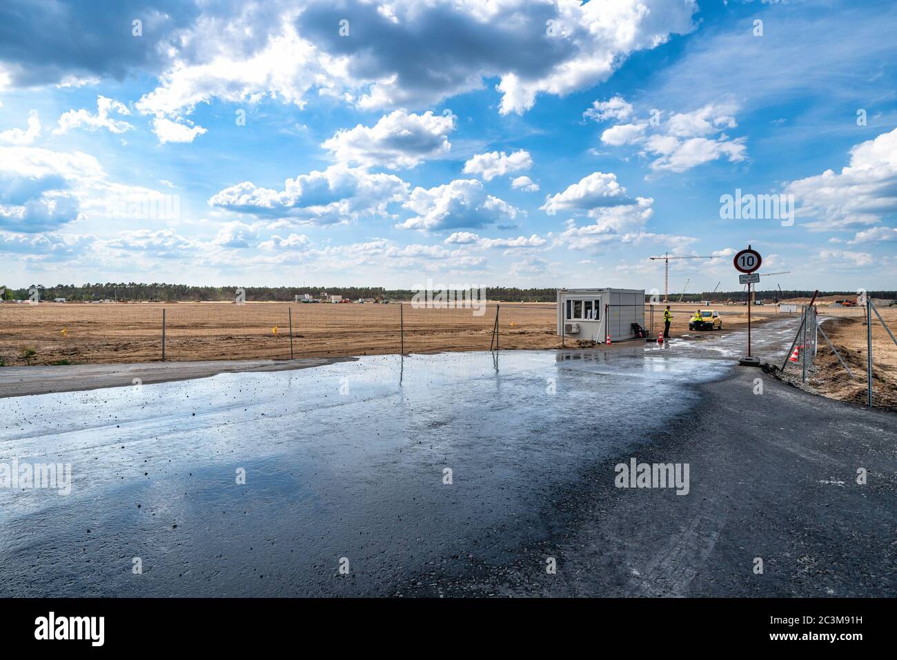 Grunheide, Deutschland. Juni 2020. 17.06.2020, Grunheide, das freigemachte Gelände der Baustelle für das Tesla Gigafactory in Berlin-Brandenburg. Der amerikanische Automobilhersteller plant hier eine große Fabrik zu bauen, in der Tesla Model Y mit der Produktion von Elektrofahrzeugen beginnen wird. Modell 3 folgt später. Quelle: dpa/Alamy Live News Stockfoto