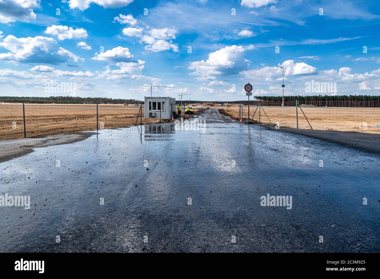 Grunheide, Deutschland. Juni 2020. 17.06.2020, Grunheide, das freigemachte Gelände der Baustelle für das Tesla Gigafactory in Berlin-Brandenburg. Der amerikanische Automobilhersteller plant hier eine große Fabrik zu bauen, in der Tesla Model Y mit der Produktion von Elektrofahrzeugen beginnen wird. Modell 3 folgt später. Quelle: dpa/Alamy Live News Stockfoto