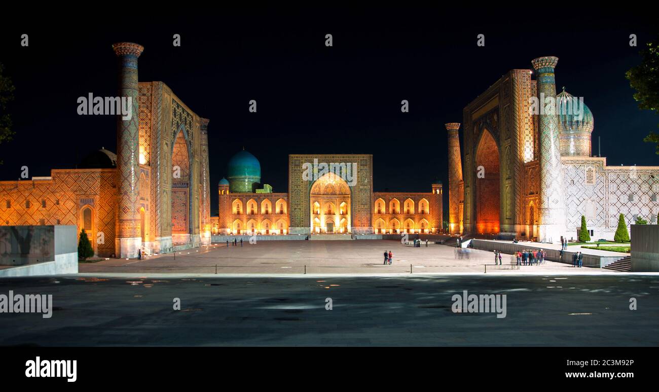 Registan Platz beleuchtet in der Nacht in Samarkand, Usbekistan Stockfoto