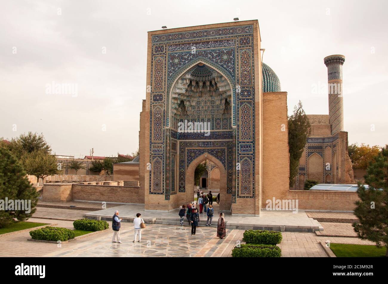 Schönes islamisches Gebäude mit blauen Mosaikfliesen (Gur Emir), das Grab von Tamerlane in Samarkand, Usbekistan Stockfoto
